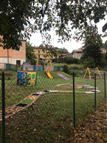la Scuola Materna e il suo parco giochi 1